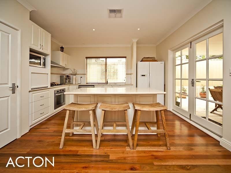 96 Redwood Crescent, Melville WA 6156