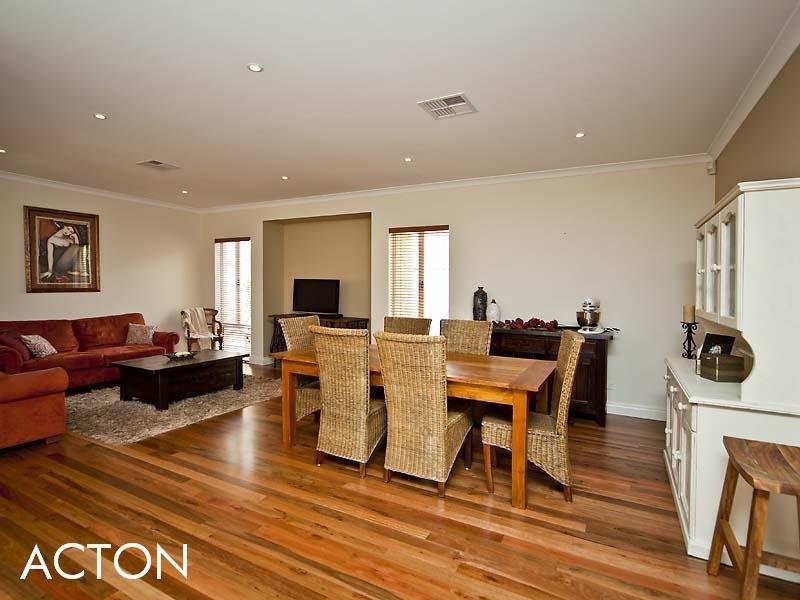 96 Redwood Crescent, Melville WA 6156