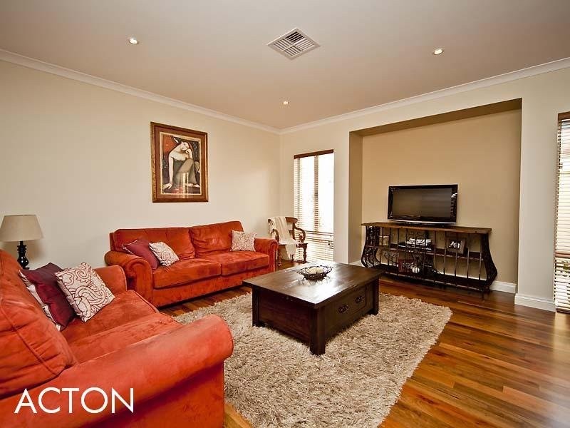 96 Redwood Crescent, Melville WA 6156