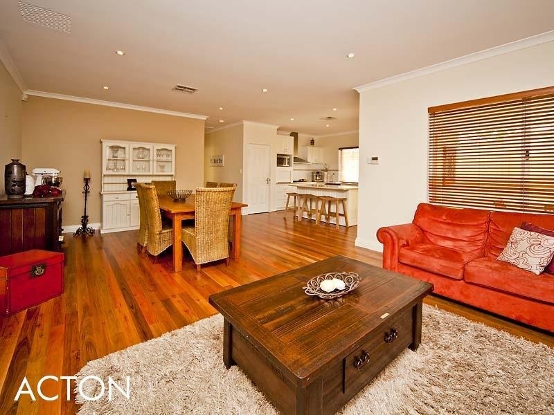 96 Redwood Crescent, Melville WA 6156