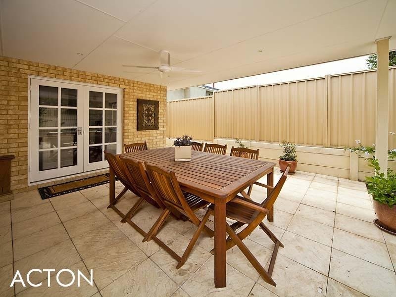 96 Redwood Crescent, Melville WA 6156