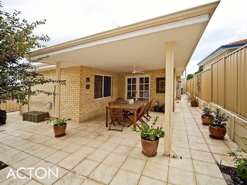 96 Redwood Crescent, Melville WA 6156