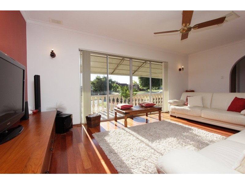 48 Pembury Road, Thornlie WA 6108