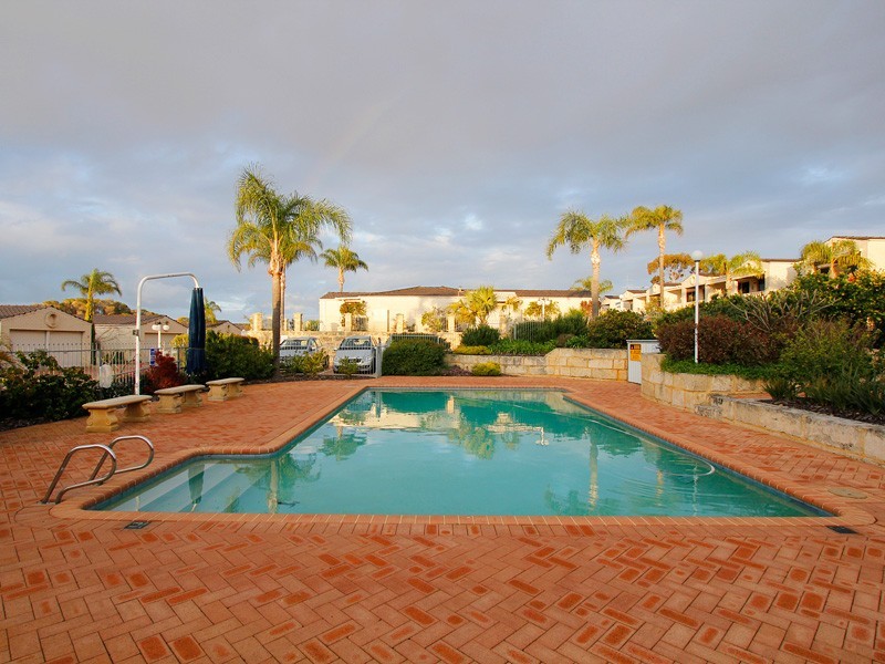 4/240 Burke Dr, Attadale WA 6156