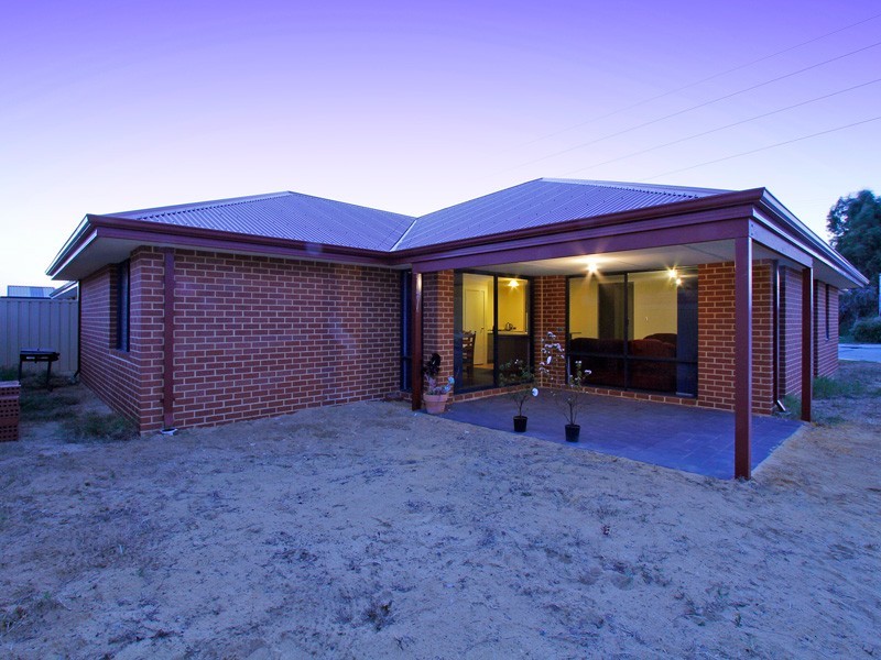 214 Fraser Rd, Canning Vale WA 6155
