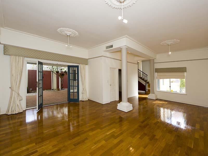 2/11 Tweeddale Rd, Applecross WA 6153