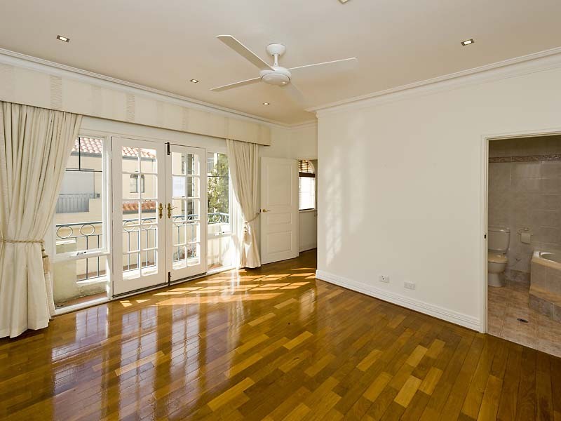 2/11 Tweeddale Rd, Applecross WA 6153