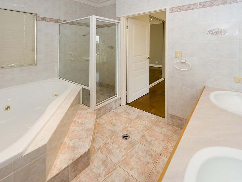 2/11 Tweeddale Rd, Applecross WA 6153
