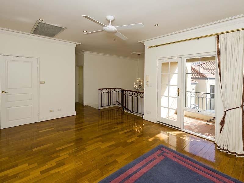 2/11 Tweeddale Rd, Applecross WA 6153