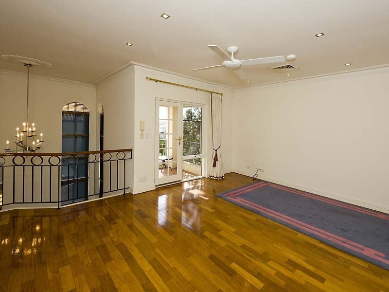 2/11 Tweeddale Rd, Applecross WA 6153