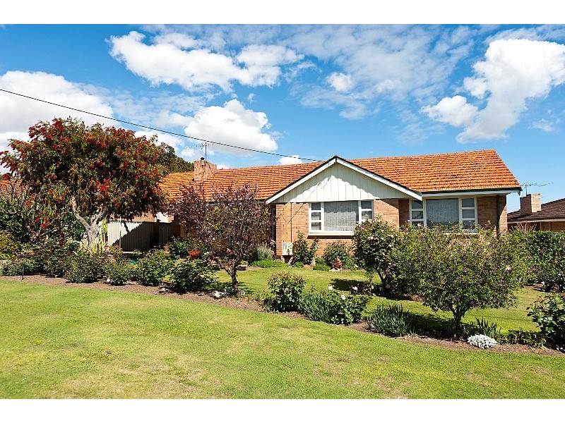 132 Kitchener Rd, Alfred Cove WA 6154