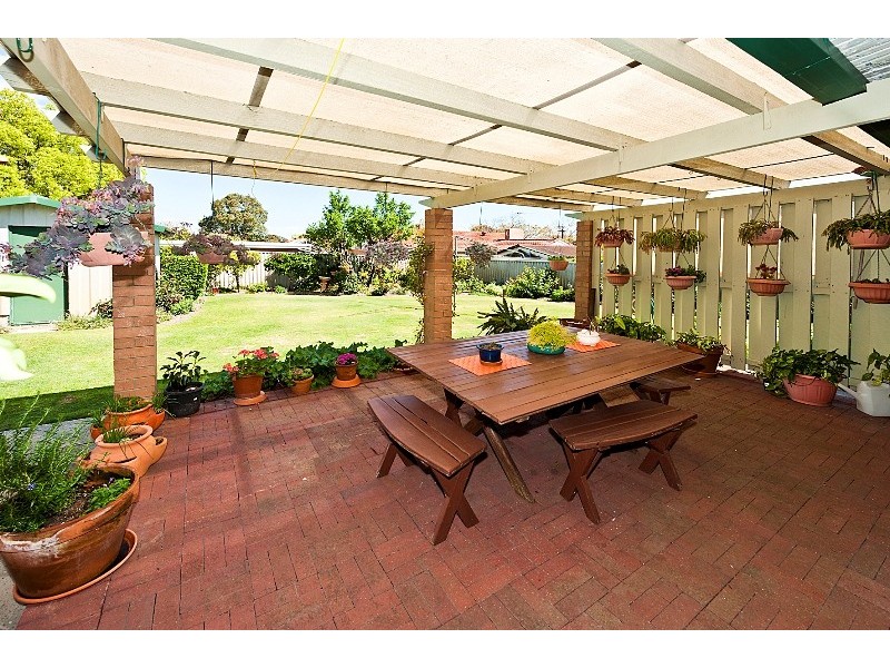 132 Kitchener Rd, Alfred Cove WA 6154