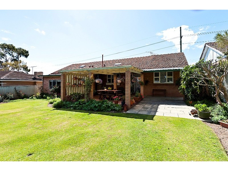 132 Kitchener Rd, Alfred Cove WA 6154