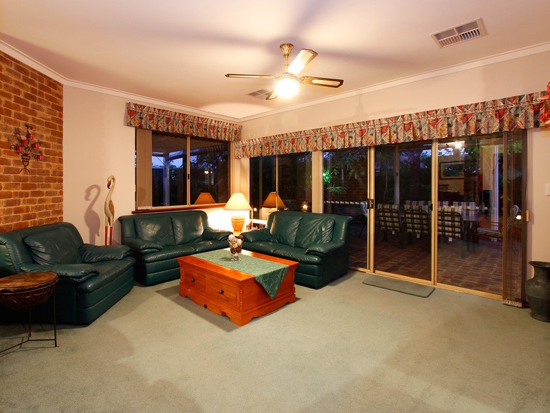 24 Simmonds Pde, Winthrop WA 6150