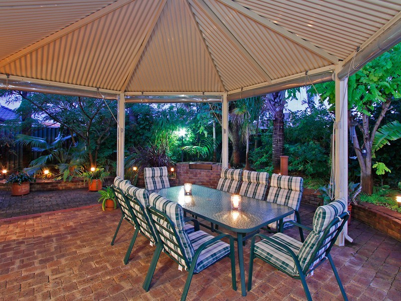 24 Simmonds Pde, Winthrop WA 6150