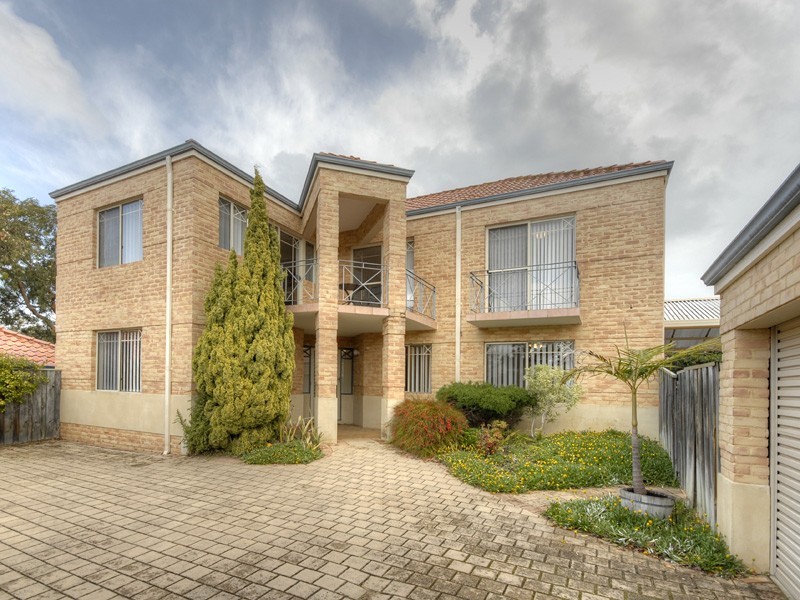 3/4 Henley Place, Attadale WA 6156