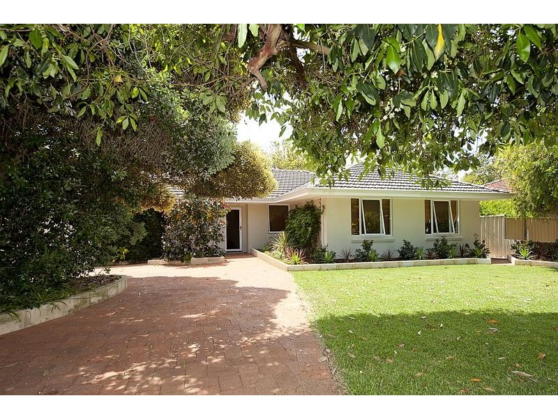 8 Windfield Rd, Melville WA 6156