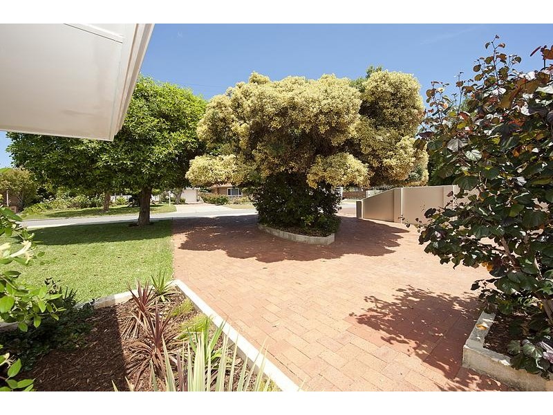 8 Windfield Rd, Melville WA 6156