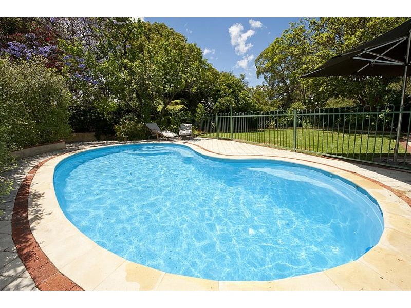 8 Windfield Rd, Melville WA 6156