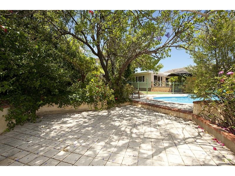 8 Windfield Rd, Melville WA 6156