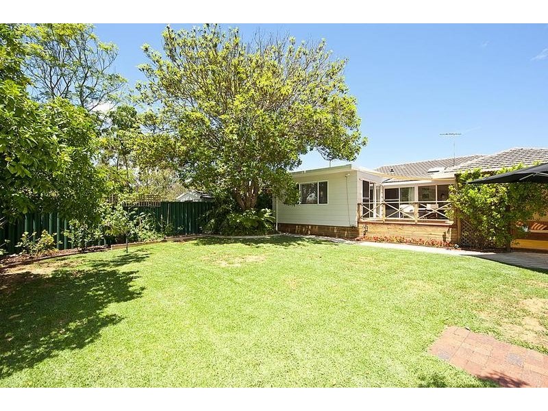 8 Windfield Rd, Melville WA 6156