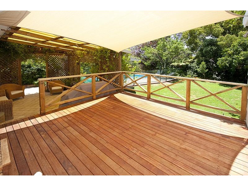 8 Windfield Rd, Melville WA 6156