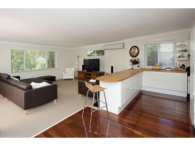 8 Windfield Rd, Melville WA 6156