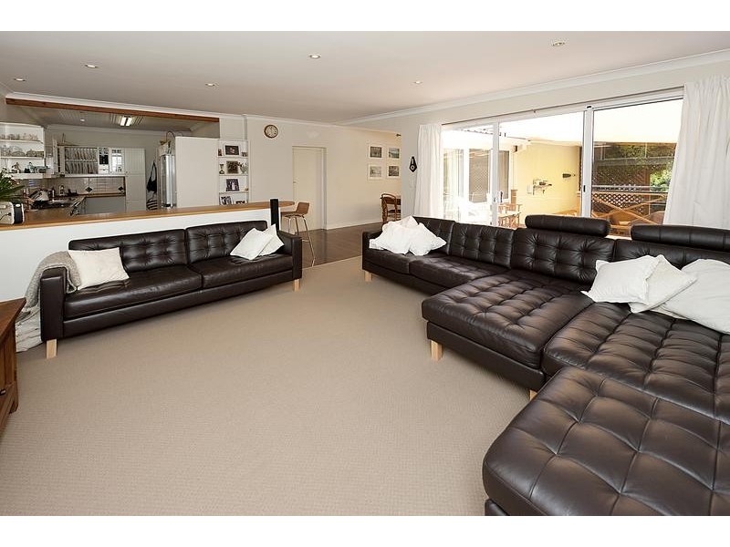 8 Windfield Rd, Melville WA 6156