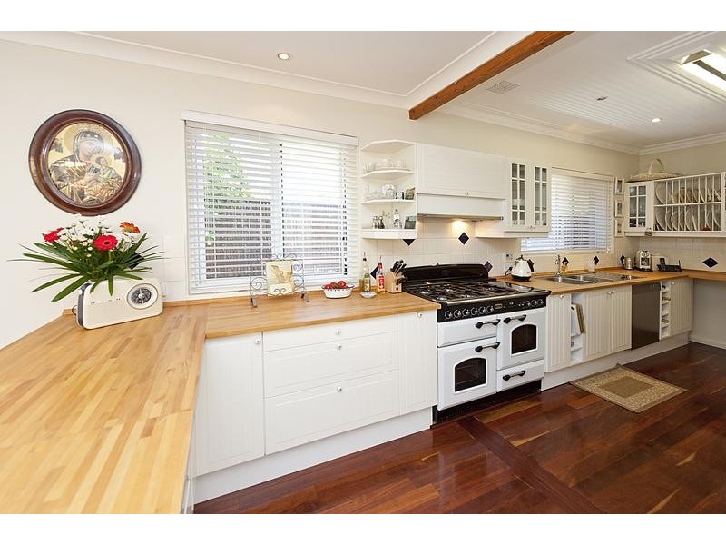 8 Windfield Rd, Melville WA 6156