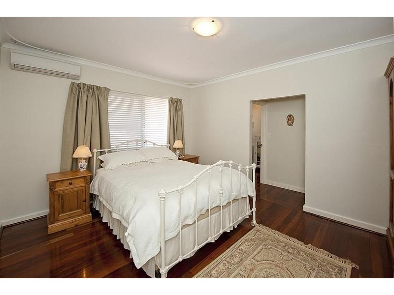 8 Windfield Rd, Melville WA 6156