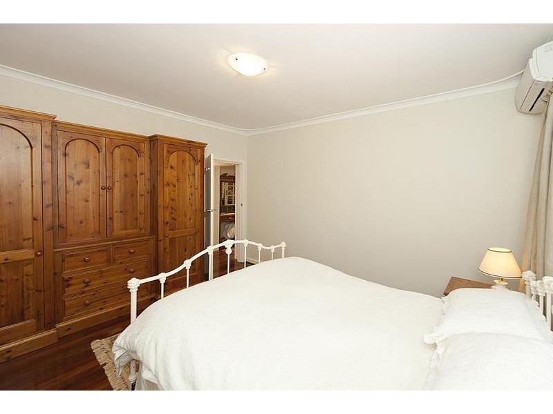 8 Windfield Rd, Melville WA 6156