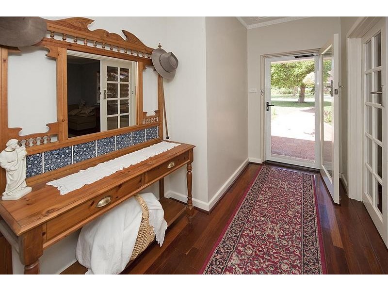 8 Windfield Rd, Melville WA 6156