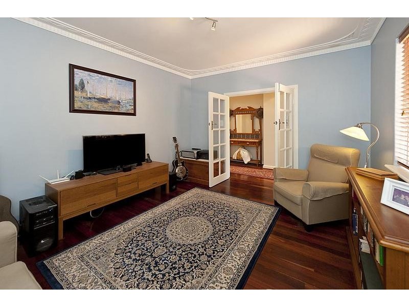 8 Windfield Rd, Melville WA 6156