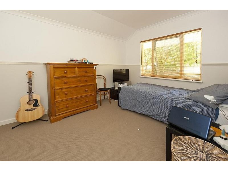 8 Windfield Rd, Melville WA 6156