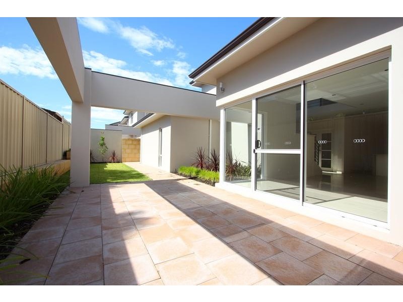 4/9 Bridges Rd, Melville WA 6156