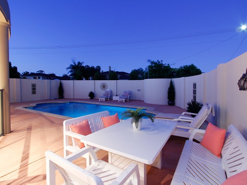 6 Warragoon Crescent, Attadale WA 6156