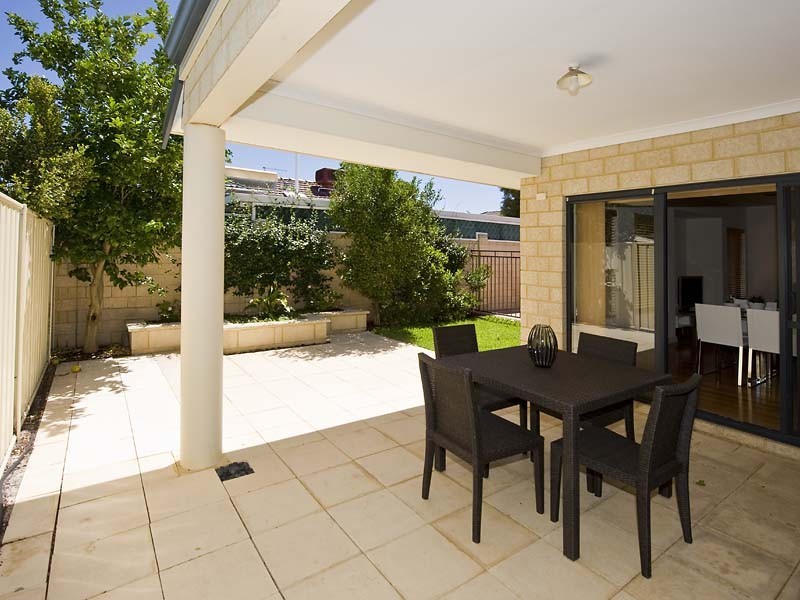 10a Lambert St, Alfred Cove WA 6154