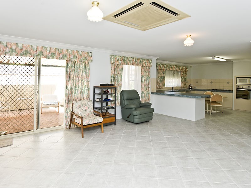 15 Portsea Gardens, Jandakot WA 6164