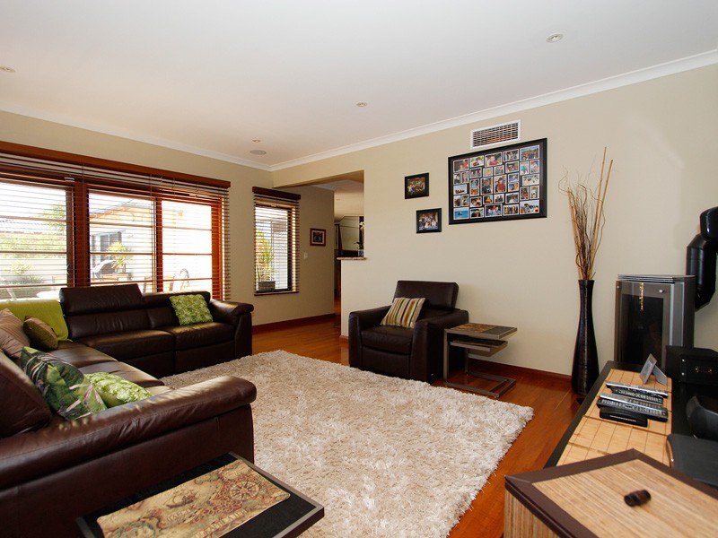 7 Barnard St, Alfred Cove WA 6154