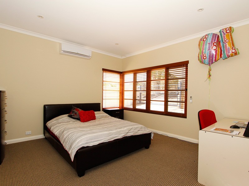 7 Barnard St, Alfred Cove WA 6154