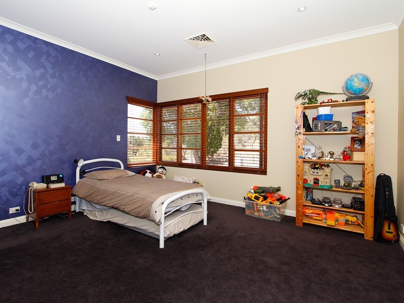 7 Barnard St, Alfred Cove WA 6154