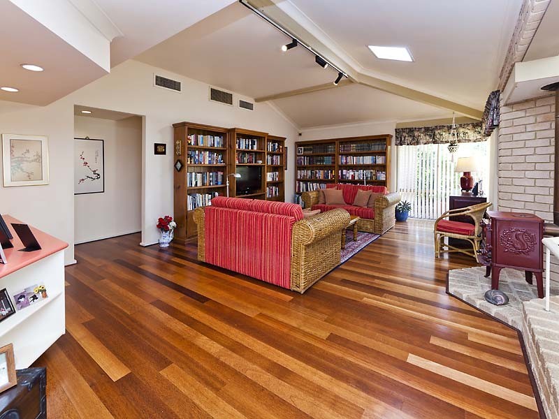 7 Jackson Ave, Winthrop WA 6150