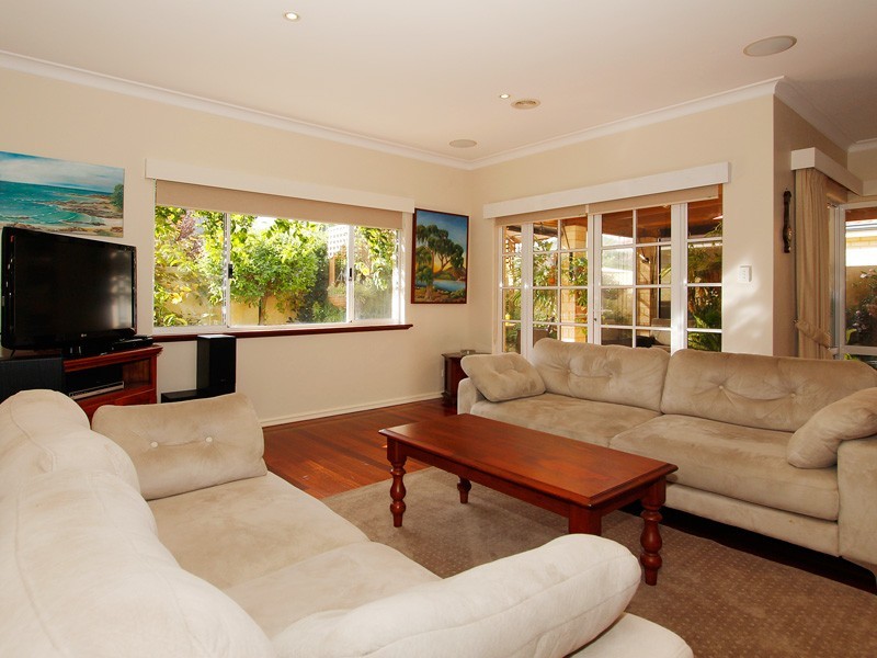 13 McNess Glade, Salter Point WA 6152