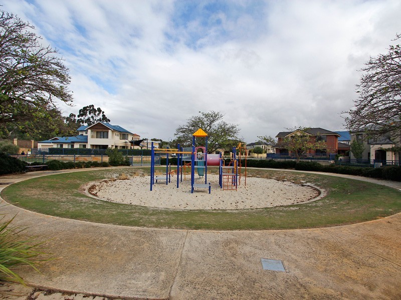 13 McNess Glade, Salter Point WA 6152