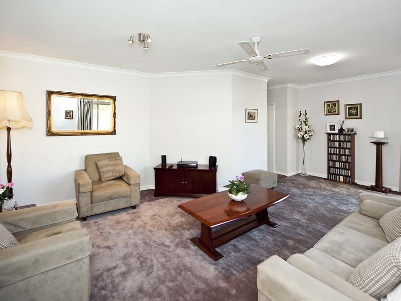 6a Knox Cres, Melville WA 6156
