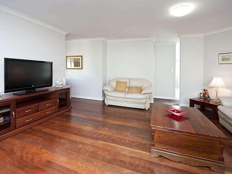 6a Knox Cres, Melville WA 6156