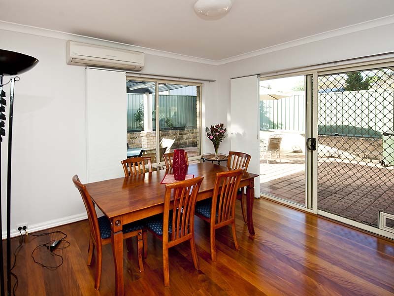 6a Knox Cres, Melville WA 6156