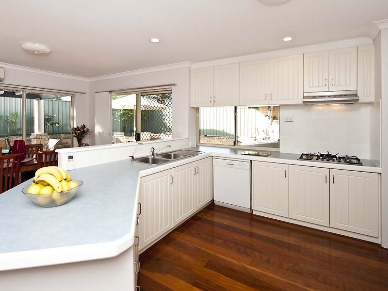 6a Knox Cres, Melville WA 6156