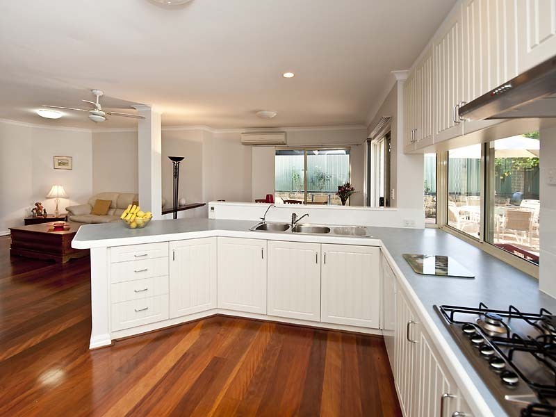 6a Knox Cres, Melville WA 6156