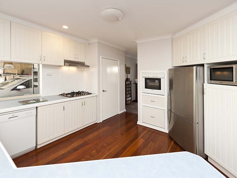 6a Knox Cres, Melville WA 6156